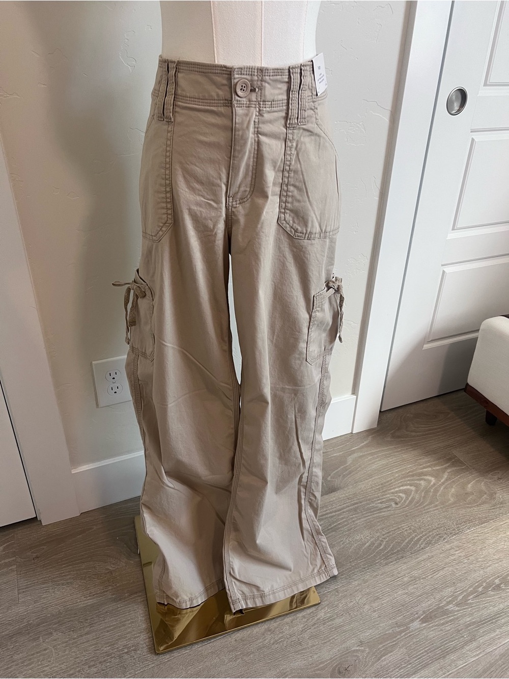 Hollister Women's Wide Leg Cargo Pants in Beige NWT~size 8